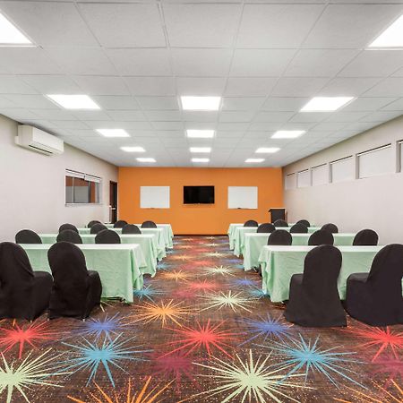 Days Inn By Wyndham Woodbury Long Island Eksteriør billede