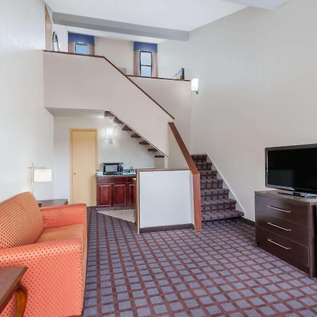 Days Inn By Wyndham Woodbury Long Island Eksteriør billede