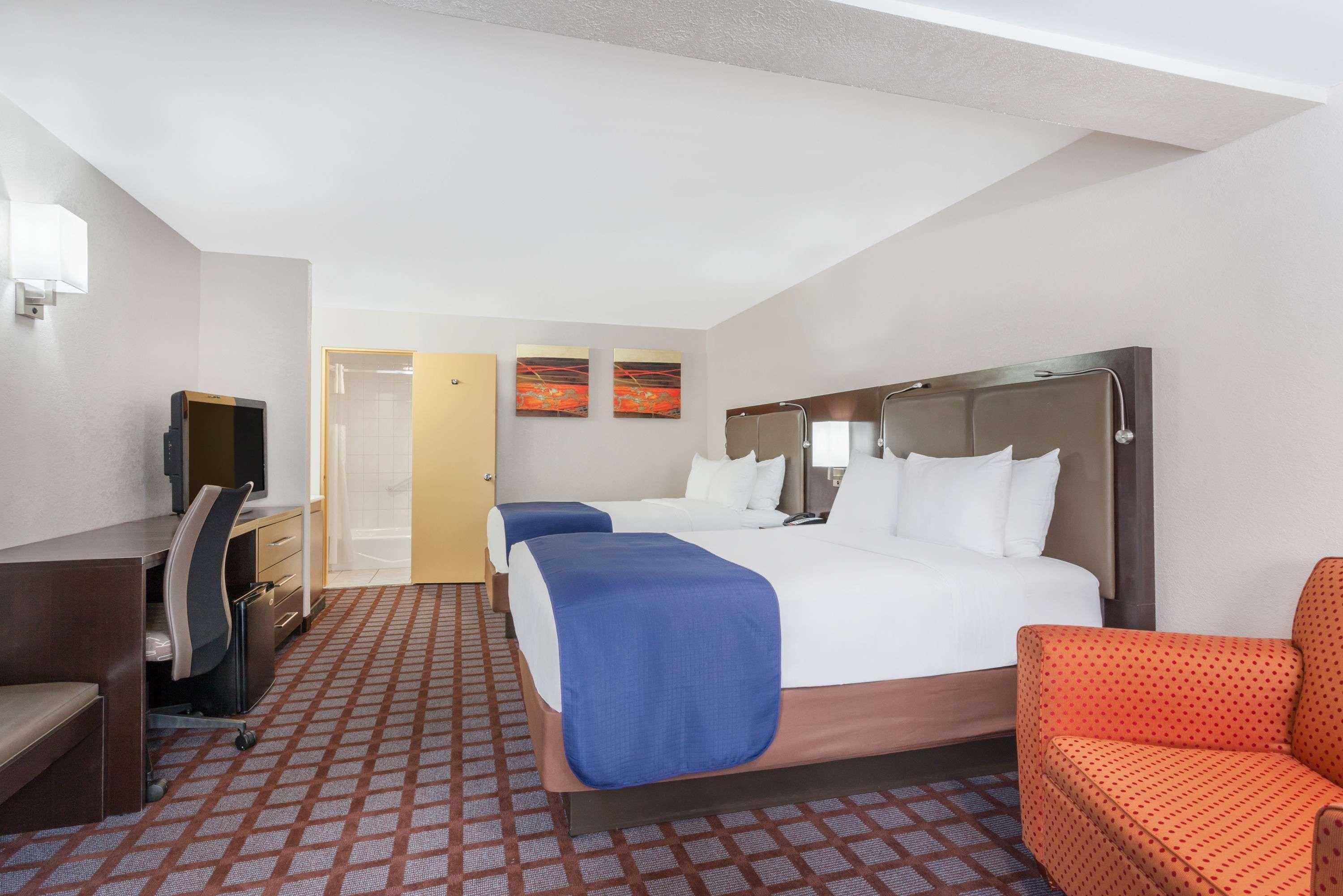 Days Inn By Wyndham Woodbury Long Island Eksteriør billede