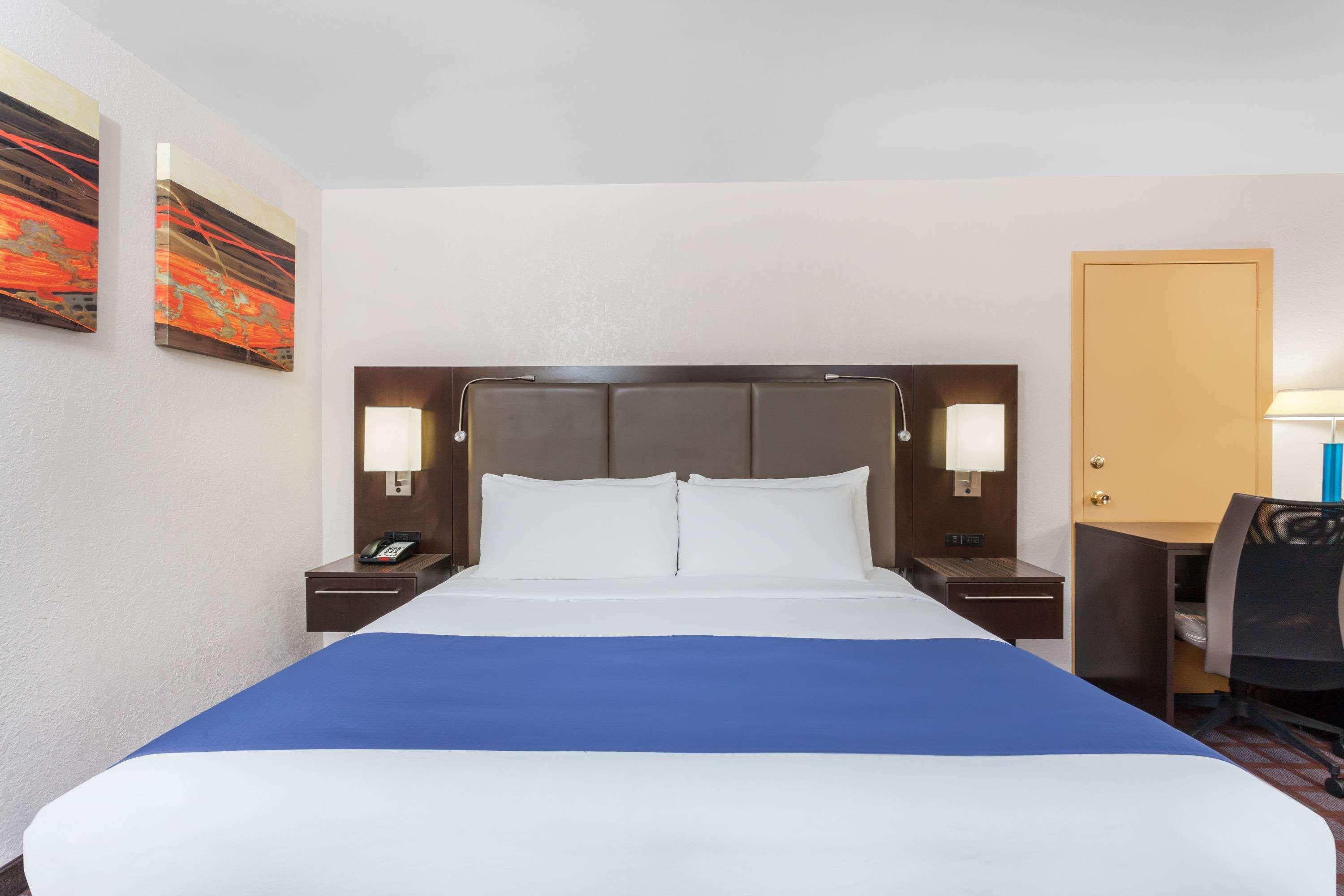 Days Inn By Wyndham Woodbury Long Island Eksteriør billede