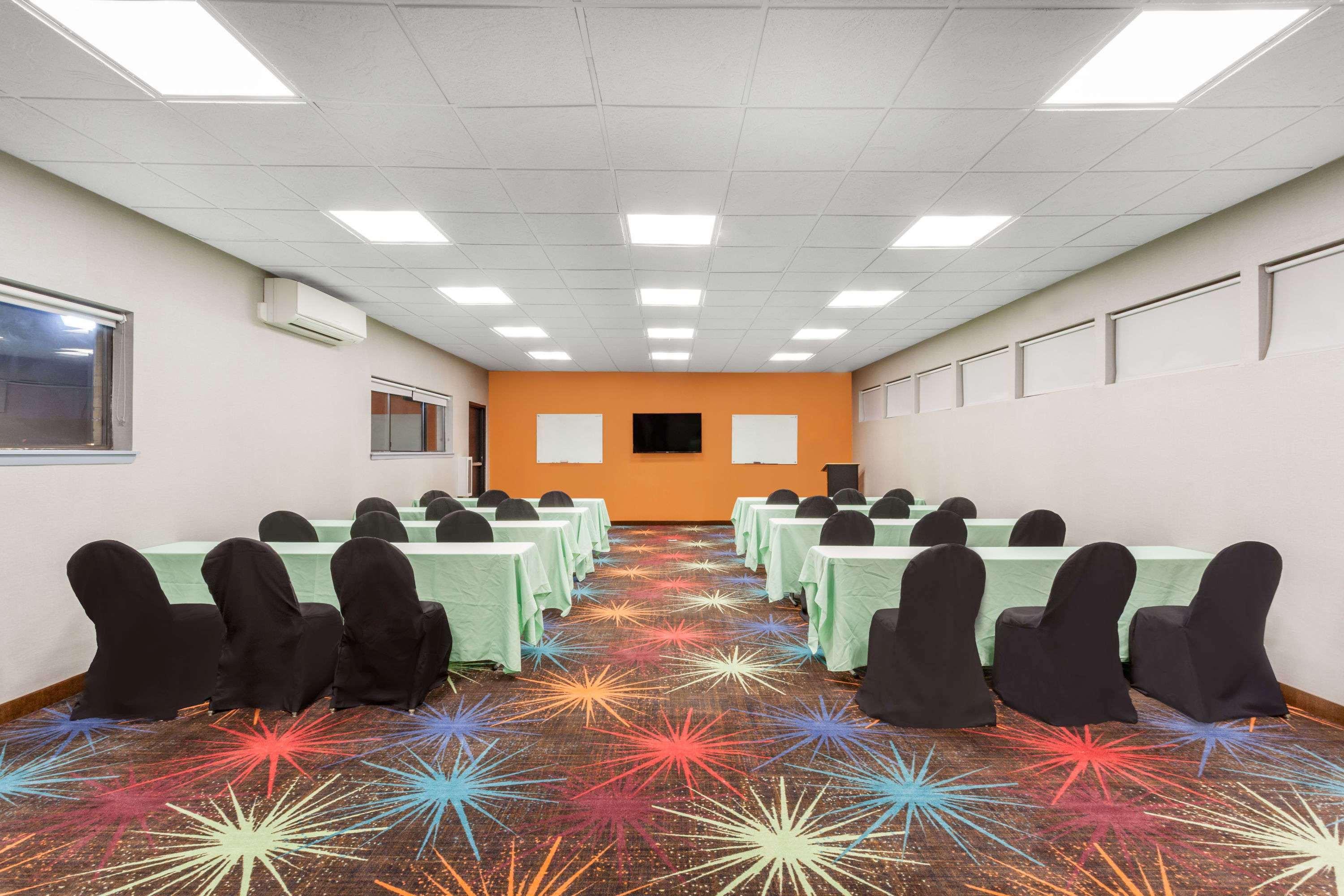 Days Inn By Wyndham Woodbury Long Island Eksteriør billede