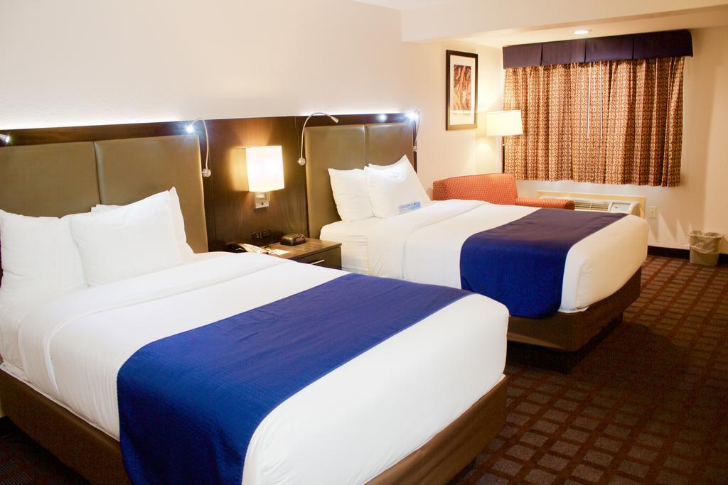 Days Inn By Wyndham Woodbury Long Island Eksteriør billede